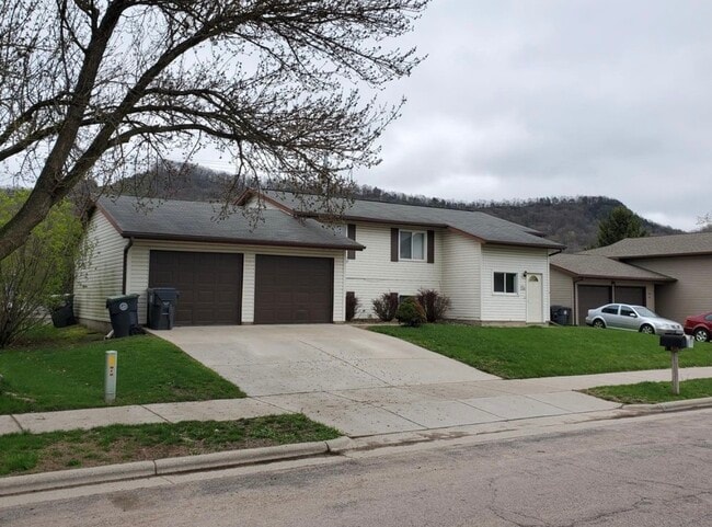 Building Photo - 3511 29th Ct S Unit Upper Duplex