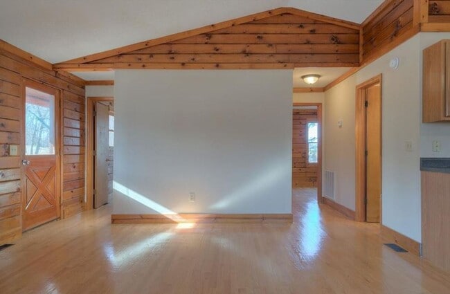 Photo - 550 Colhoun| Move In Ready!