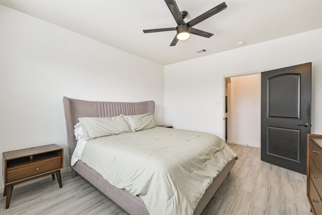 Building Photo - 15271 Snowdrop Field Dr