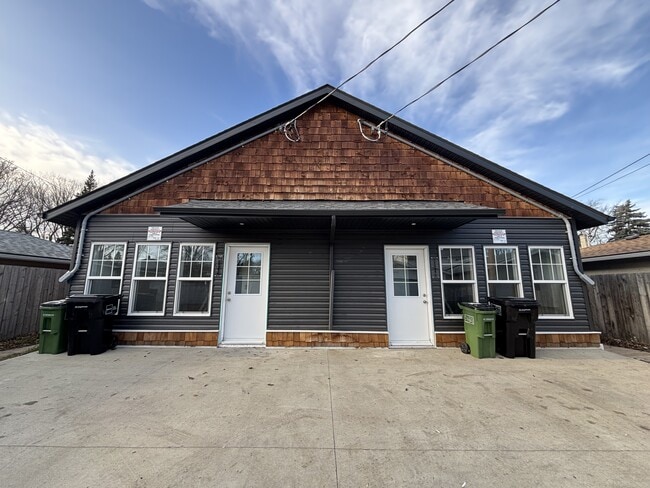 Building Photo - 12037-12059 59 St NW Unit 12037 - Garden