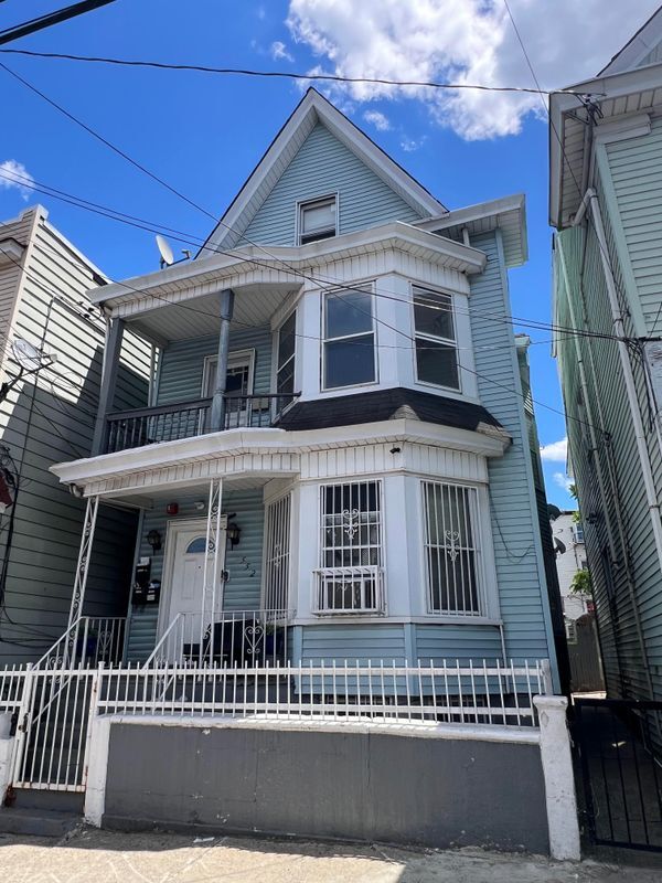 Building Photo - 552 River St