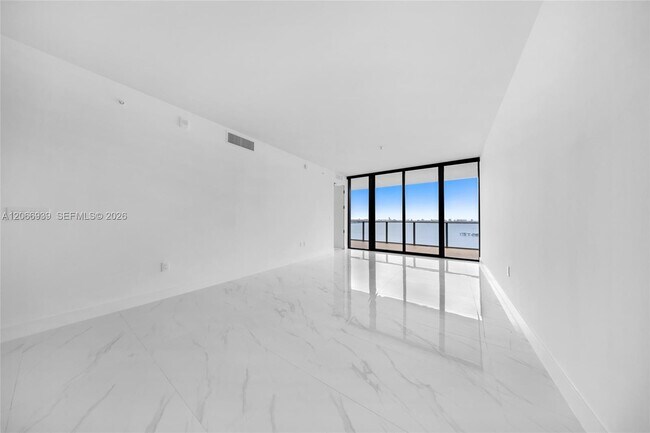 Photo - 700 NE 24th St Unidad 1706