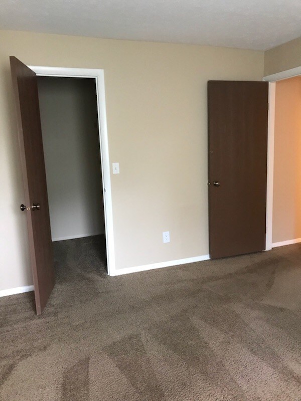 Chimneys of Oak Creek Apartments For Rent in Kettering, OH