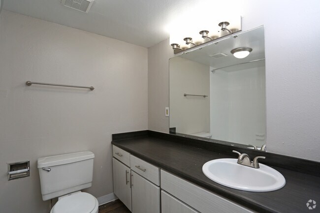 1BR, 1BA - 640 SF