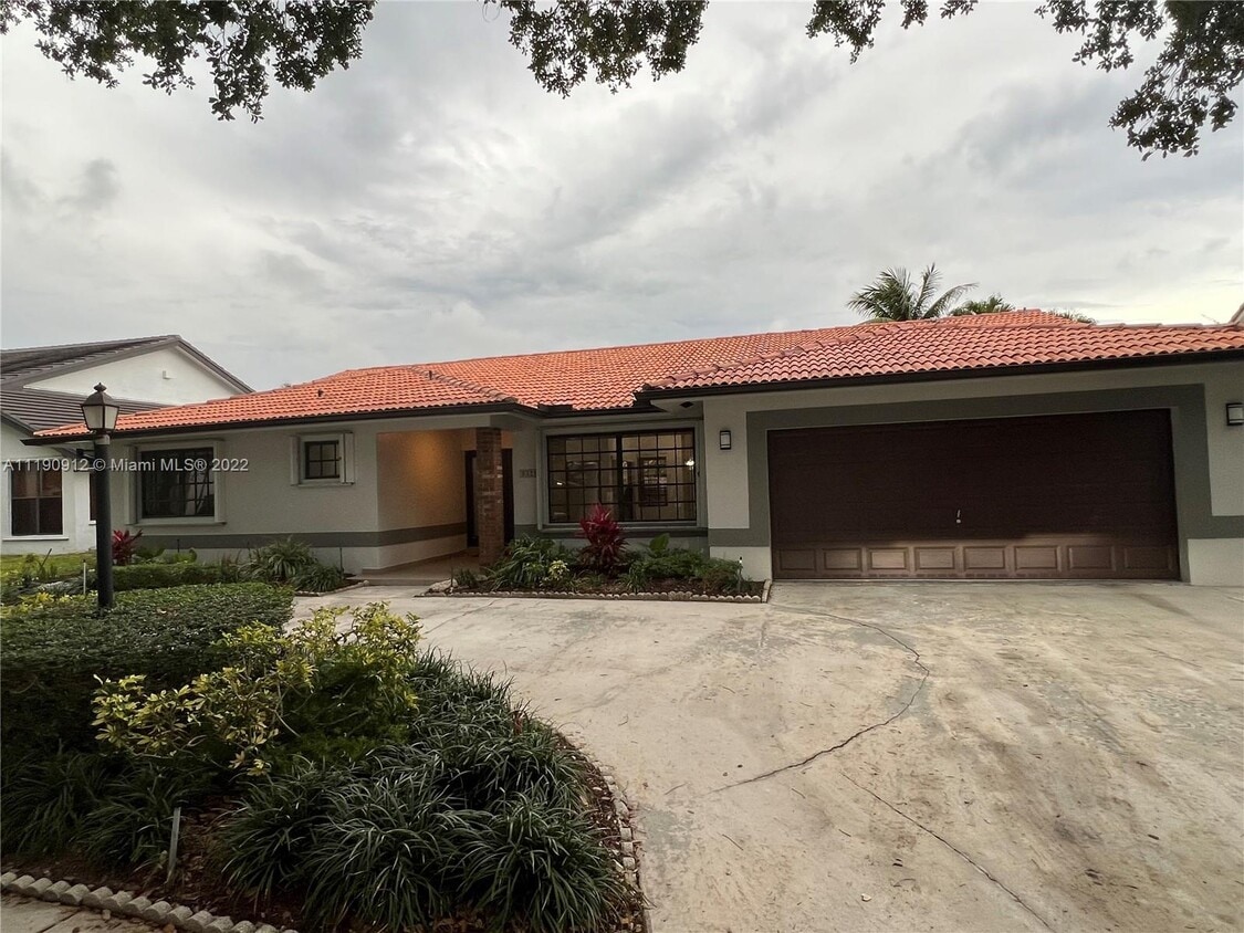 Photo - 8321 NW 167th Ter (Miami Lakes, FL)
