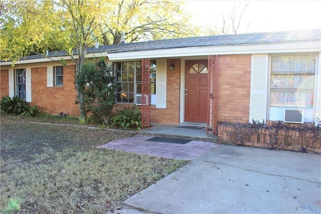 Photo - 2303 Towbridge Cir House