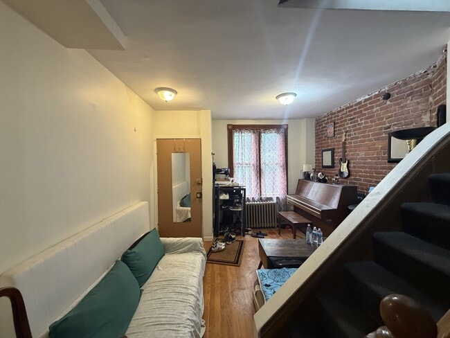 Building Photo - 24 Sussex St Unit 1