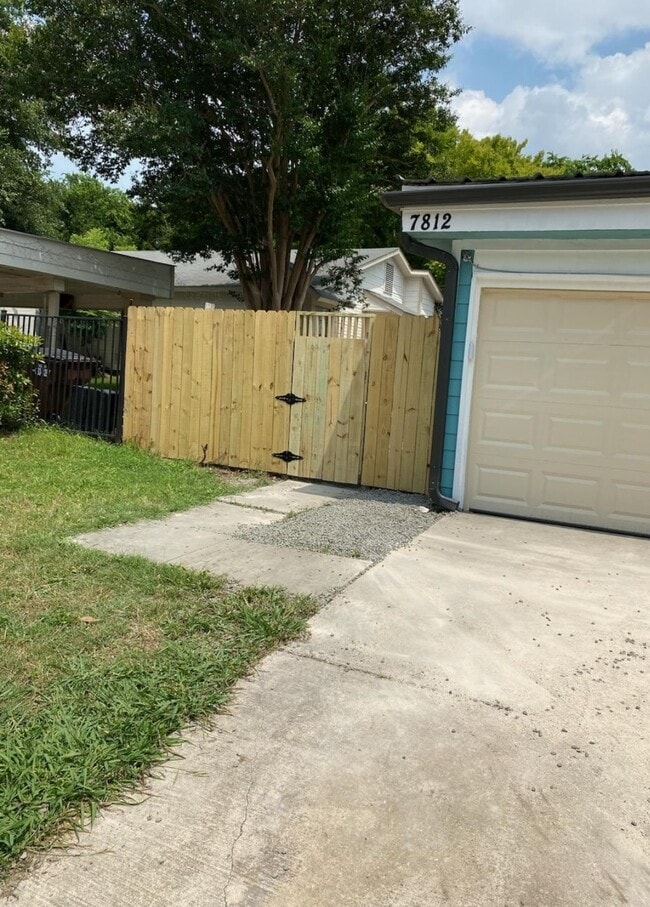 Photo - 7812 Broadwick