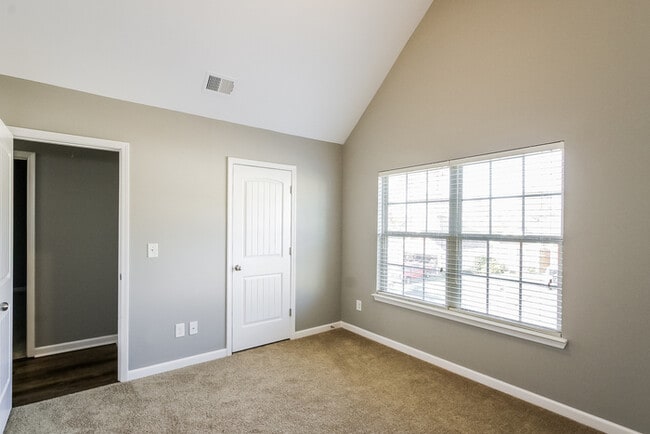 Photo - 465 Lory Ln