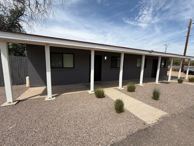 Building Photo - 1027 E Dunlap Ave Unit Apt 4