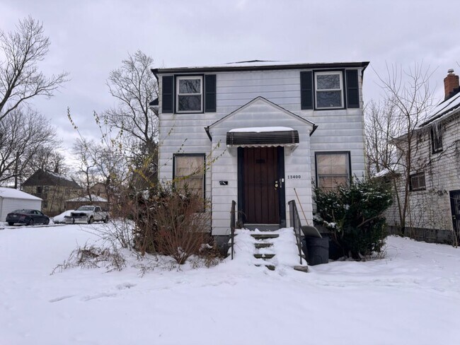 Building Photo - Charming 3-Bedroom Property in Prime Location