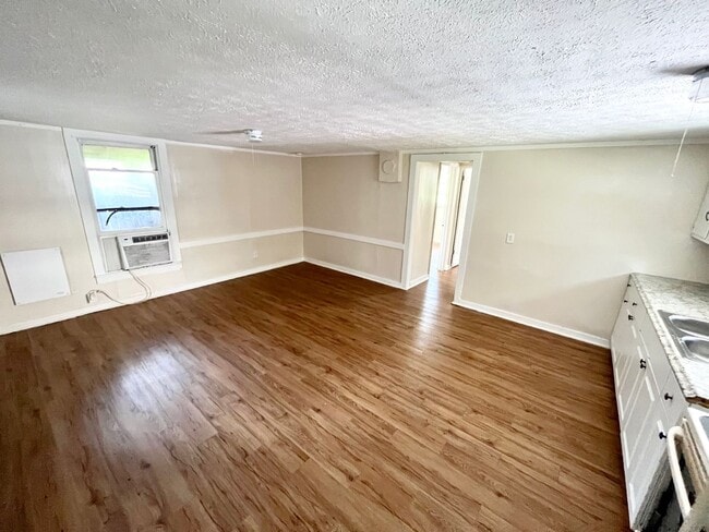 Building Photo - CUTE Zephyrhills 2BR/1BA w/Gorgeous Wood Finish Floors Throughout