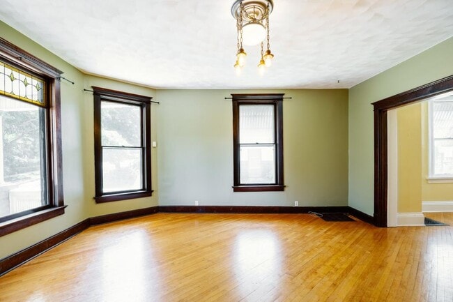 Photo - 609 W 3rd St