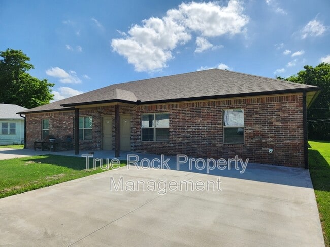 Building Photo - 219 S Hope Ave