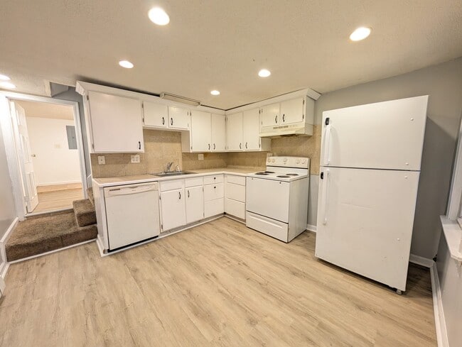 Building Photo - 47 E Broadway St Rental