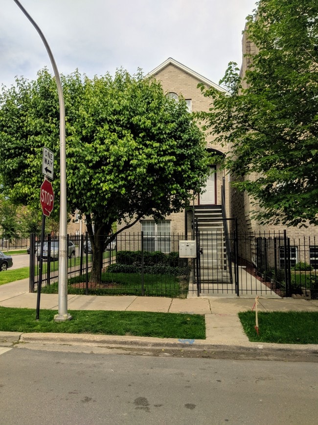 Front of Home - 1457 N Rockwell St Unit 1