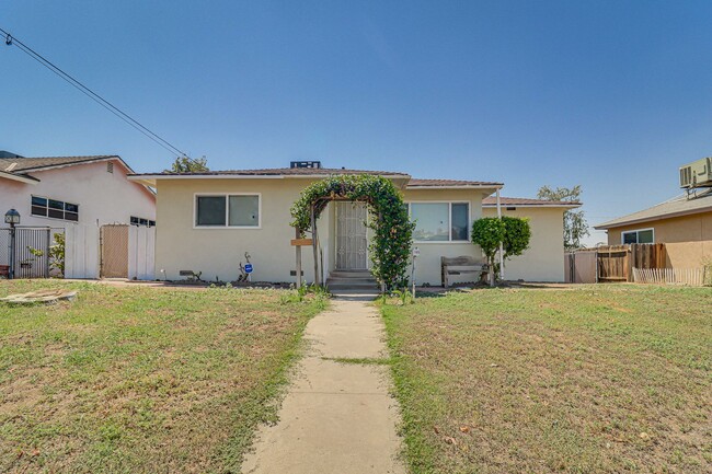 Building Photo - Newly Remodeled East Side Home!