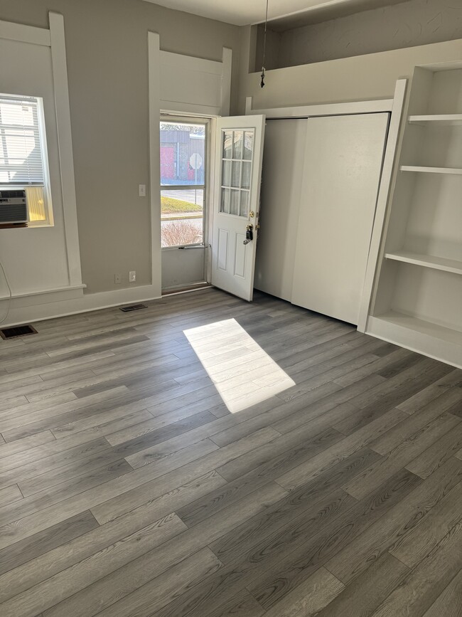 Spacious 1 bedroom - 294 W Clinton St