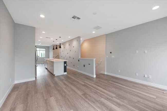 Photo - 109 Uptown Cir