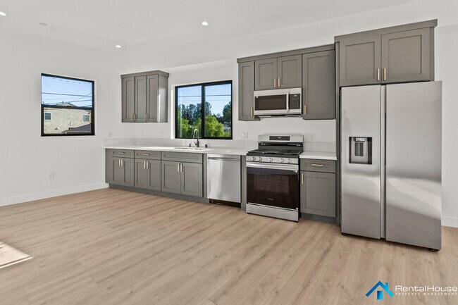 Photo - 2821 Avenel St