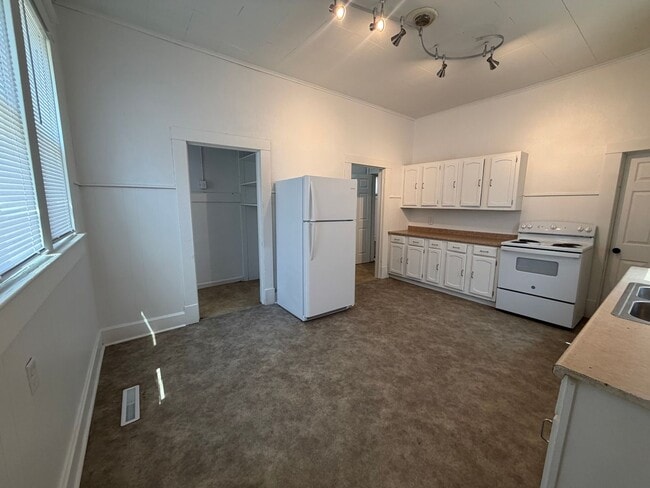 Building Photo - Newly Updated 2 Bedroom House with off street parking!