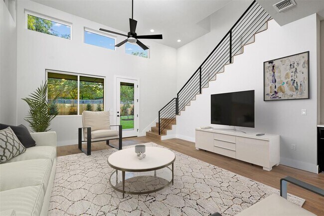 Photo - 407 El Paso St