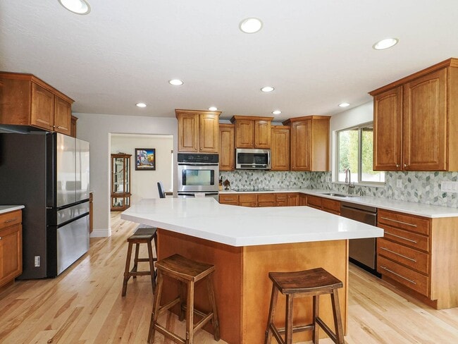 Photo - 4 Bedroom, 2.5 bathroom Bluffdale Home