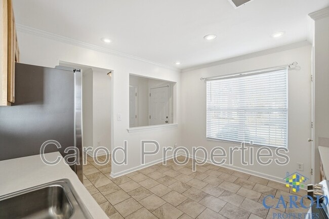 Photo - 3405 Broadwick St