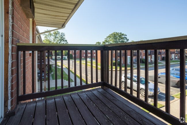 2BR, 1BA - 780SF - Balcony - Country Club Apartments