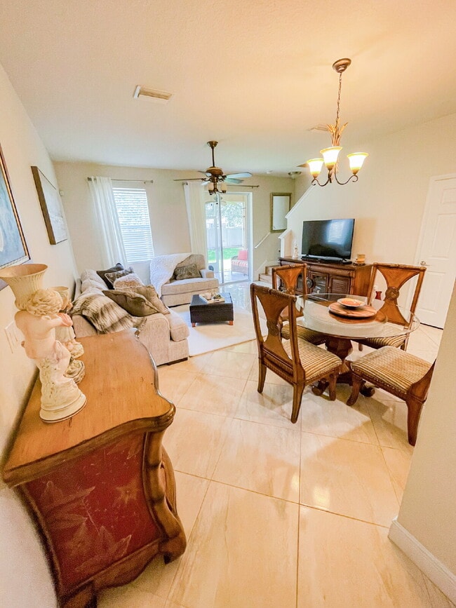 Photo - Gorgeous 3 bedroom 2.5 bath townhome in gated community in Copperstone! Unidad 105