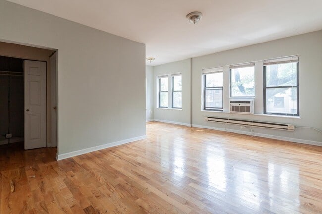 Building Photo - 3723 N Pine Grove Ave Unit E2
