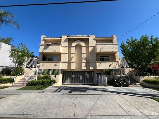 Building Photo - Upgraded condo w/new carpet, dual patios +...