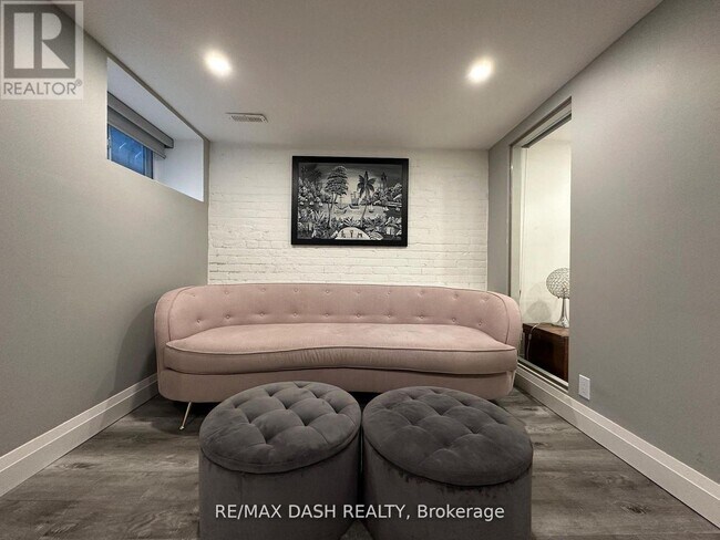 Photo - 725 Palmerston Ave