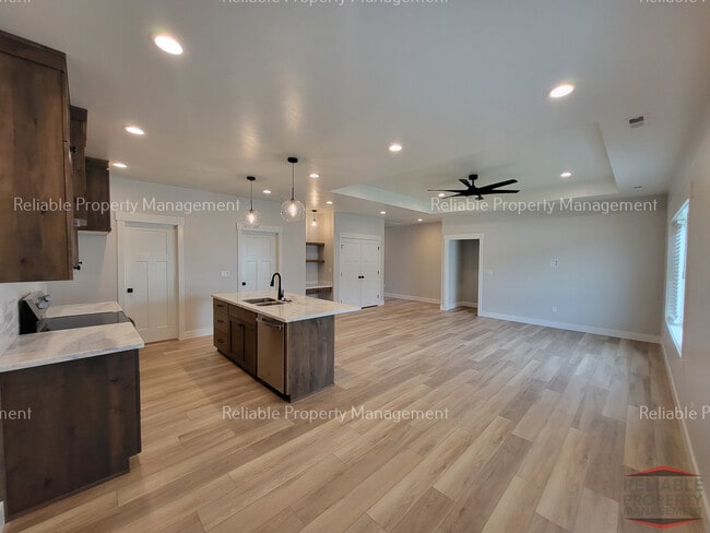 Photo - 557 Sagebrush St