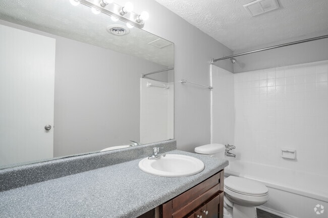 2BR, 1.5BA - 992SF - Bathroom