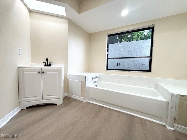 Building Photo - 2200 SW 40th St Rental