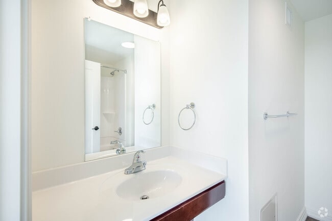 2BR, 1BA - 786SF