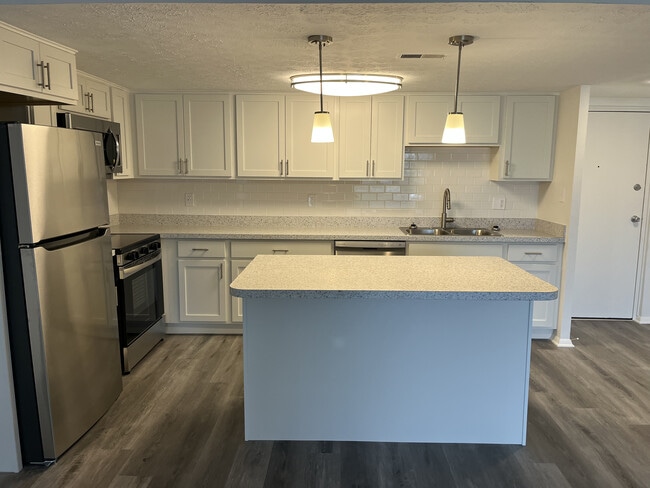 Renovated open kitchen - The Heritage at White Pond