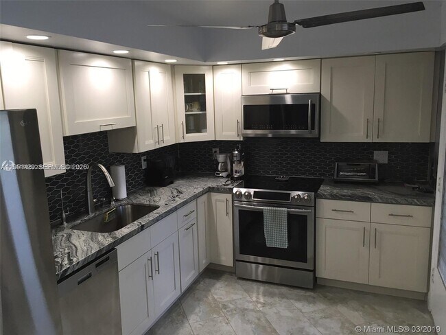 Building Photo - 1401 NE 191st St Unit D217