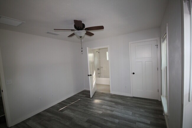 Photo - Luxury 4 Bed / 4 Bath Bungalow Cottage -- ...