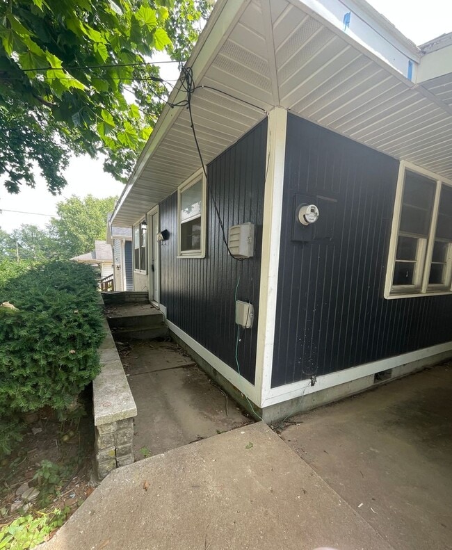 Photo - 3 Bed 2 Bath Carport. Available 12-31-2025