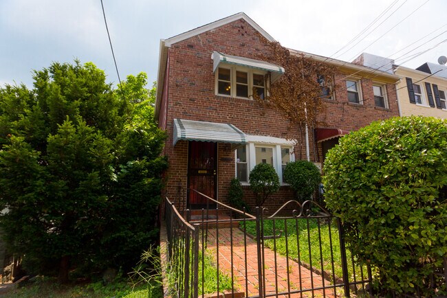 Photo - 2211 Douglas St NE House