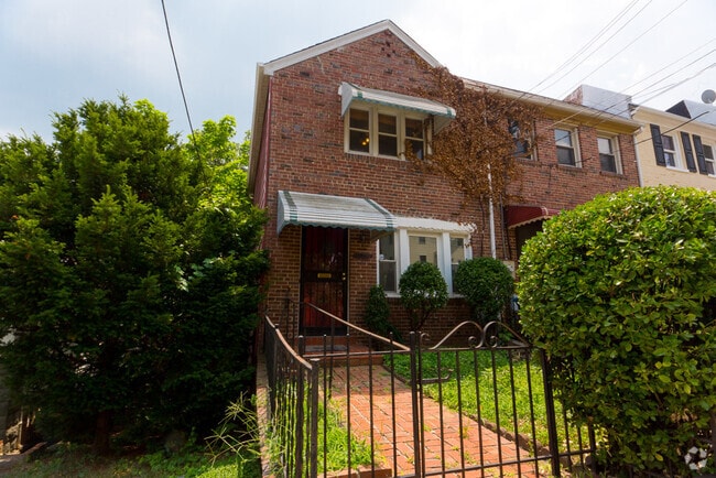 Building Photo - 2211 Douglas St NE Rental
