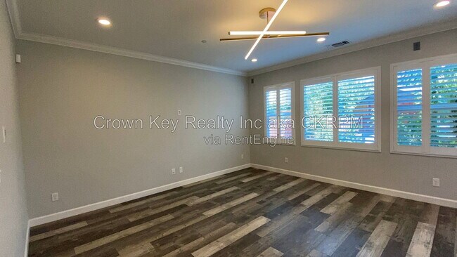 416 E Solare Ave