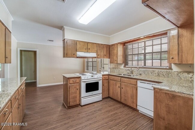 Photo - 242 Monteigne Dr