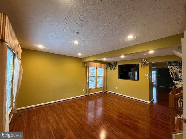 Photo - 283 Point to Point Square