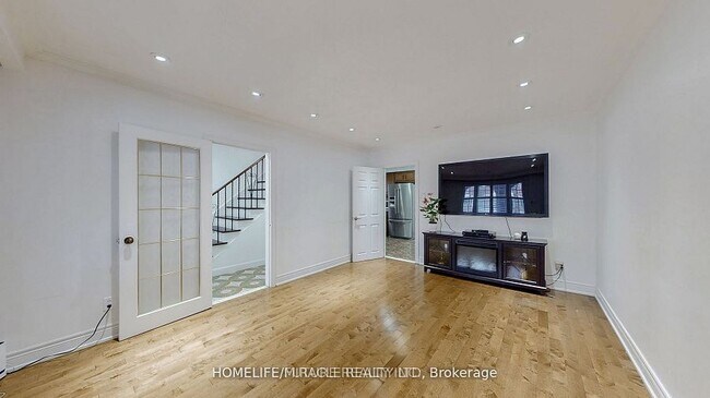 Photo - 845 Runnymede Rd