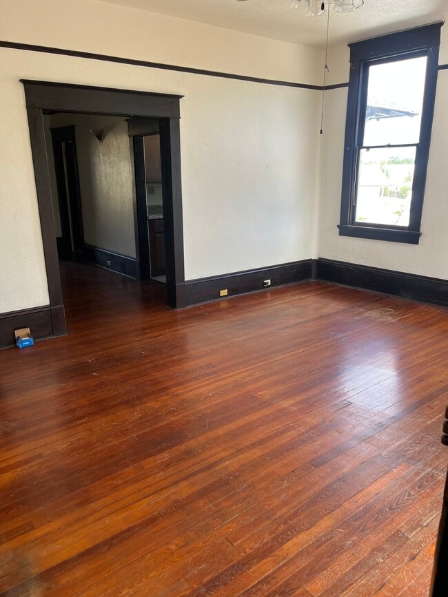 LIVING - 5010 Bienville St