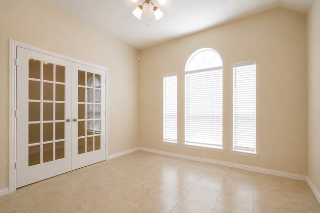 Building Photo - 604 W Linnwood Dr