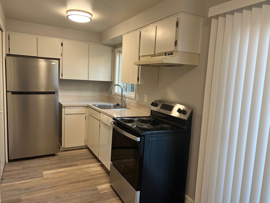 NOW SHOWING - JUNE RENT FREE! RECENTLY RE... - RECENTLY REFRESHED RALEIGH HILLS TOWNHOME ...